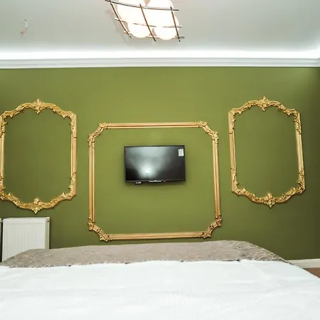 Rezidenca Medi Nako מלון 4*